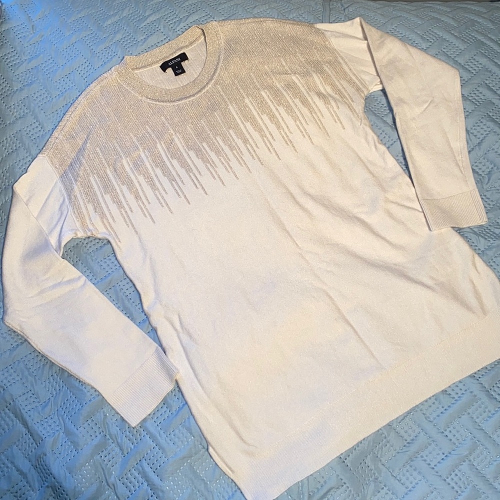 ALFANI gold shimmer holiday sweater. Crew neck lightweight ivory gold women’s sm